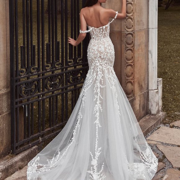 Calla Blanche Lilia Wedding Dress with Matching Cathedral Veil - Picture 3 of 12